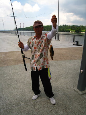 Malabar Grouper also know as Gao Heurr 石班鱼 or Kerapu Caught by Ah Goh weighing 600gm plus at Woodland Jetty Fishing Hotspots was created to share with those who are interested in fishing on tips and type of fishes caught around Woodland Jetty Fishing Hotspots.