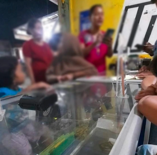 Aksi yang sudah terjadi kurang lebih setengah tahun ini meresahkan warga Kesesi, Kab Pekalongan. Aksi penipuan ini bermodus menawarkan jasa servis Handpohe dari rumah ke rumah. Pelaku penipuan mengiming-imingi korban dengan layanan servis dari rumah dan harga miring.  Tidak hanya itu, pelaku juga mengatakan toko Dokter Handphone, Kesesi (Timur SPBU) sebagai jaminannya. Nyatanya pihak dari toko Dokter Handphone tidak pernah membuka layanan servis dari rumah.