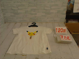 中古品　子供服　１２０ｃｍ　ピカチュウプリント×ホワイト　半袖Tシャツ　１１０円