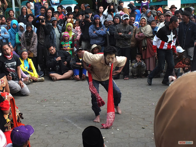 Karena Penyembah Kaleng kerupuk Juga sinkretik