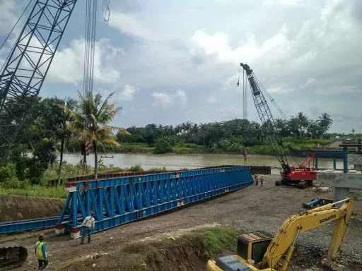 Girder Beton Datang, Proyek Jembatan Jalur Jalan Lintas Selatan (JJLS) Di Sungai Luk Ulo Di kebut?