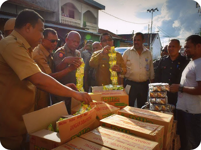 Petrus Fatlolon Tutup 2 Toko Pengedar Barang Oplosan dan Kadaluarsa