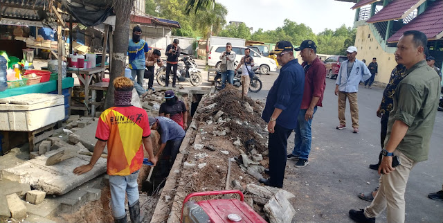 Jelang Kedatangan Presiden RI, Bupati Karimun Ikut Gotong Royong Membersihkan Pasar Puan Maimun