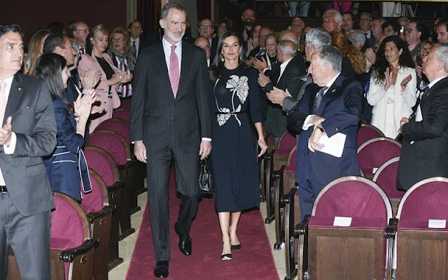 Queen Letizia wore a navy blue floral pattern knit dress by Galcon Studio. Carolina Herrera pumps and Carolina Herrera leather bag