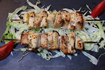 Succulenti spiedini di pesce, marinati alla greca. Ricetta facile, veloce e molto gustosa.