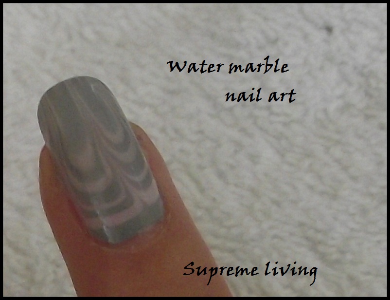 SUPREME LIVING: Water marble nail art