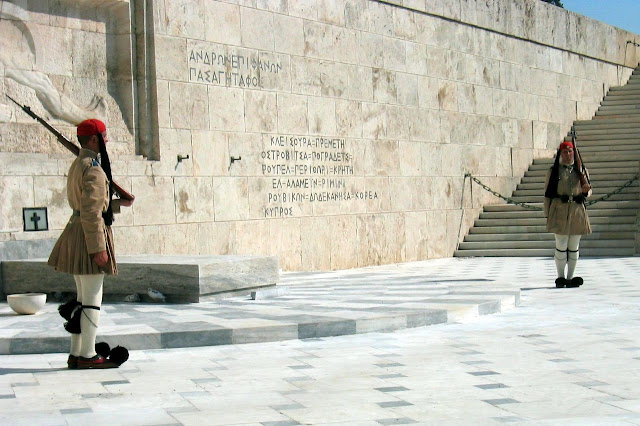 Οι έφεδροι στο Σύνταγμα με αίτημα την αποκατάσταση της εθνικής μας κυριαρχίας