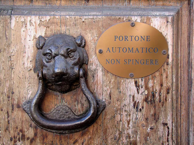 Lionhead, automatic door sign, via Grande, Livorno