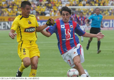 QUITO. Carlos Castro (i), de Barcelona, disputa el balón con Martín Mandra, del Deportivo Quito, en el juego del pasado domingo en el estadio Atahualpa. El duelo terminó empatado a 1.