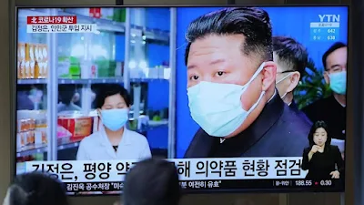 Pessoas assistem a uma tela de TV mostrando um programa de notícias com uma imagem do líder norte-coreano Kim Jong Un, em uma estação de trem em Seul, Coreia do Sul. Foto/AP