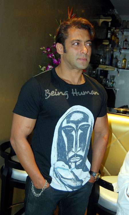 Salman Khan follow Salman Khan on facebook a passionate body builder has 