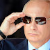PUTIN SANCIONA LEI QUE PERMITE BATER NA MULHER UMA VEZ POR ANO NA RÚSSIA. VLADIMIR PUTIN SANCIONOU A LEI QUE ASSEGURA AOS MARIDOS RUSSOS O DIREITO DE BATER EM SUAS MULHERES E FILHOS UMA VEZ POR ANO, COM PENAS ATENUADAS. AS PENAS MAIS GRAVES, QUE ERAM APLICADAS A TODA AGRESSÃO DOMÉSTICA, AGORA SÓ SERVIRÃO PARA QUEM PROVOCAR FRATURAS EM OSSOS, OU PARA QUEM AGREDIR DUAS VEZES EM PERÍODO INFERIOR A 12 MESES. QUEM SÓ CAUSAR SANGRAMENTO SEM FRATURA, POR EXEMPLO, NO MÁXIMO PAGA UMA MULTA OU, NO MÁXIMO, UMA PENA DE 15 DIAS DE PRISÃO. A NOVA LEI PASSOU PELAS DUAS CASAS DO CONGRESSO RUSSO E CAUSOU IMENSA DISCUSSÃO: ATIVISTAS DE DIREITOS HUMANOS REAGIRAM DE FORMA CONTUNDENTE CONTRA A MUDANÇA NA LEI. É RELEVANTE RESSALTAR QUE A RÚSSIA JÁ REGISTRA UMA MORTE DE MULHER POR AGRESSÃO DOMÉSTICA A CADA 40 MINUTOS.