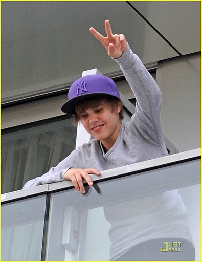 justin bieber in purple. hair justin bieber hat purple.