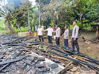 Respon Cepat, Kapolsek Bojong Polres Pandeglang Datangi TKP Rumah Kebakaran 
