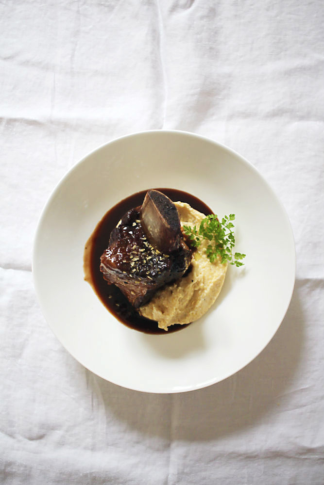 Geschmorte Querrippe mit Zitronenpolenta (Bramata). In Spätburgunder-Rotwein mit grünem Szechuanpfeffer und grünem Kardamom aromatisiert | Arthurs Tochter kocht. Der Blog für Food, Wine, Travel & Love