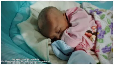 gambar seorang bayi perempuan 2 bulan sedang tidur nyenyak