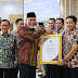 Gubernur Mahyeldi Beri Penghargaan Kepada 12 OPD Terbaik Dalam Pelaksanaan Reformasi Birokrasi di Sumbar