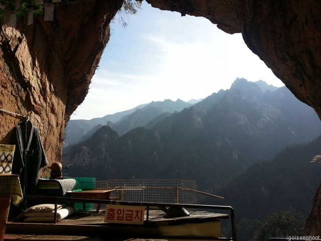 Meditation platform at Geumganggul Cave