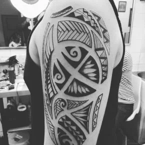 tatuaje tribal tradicional