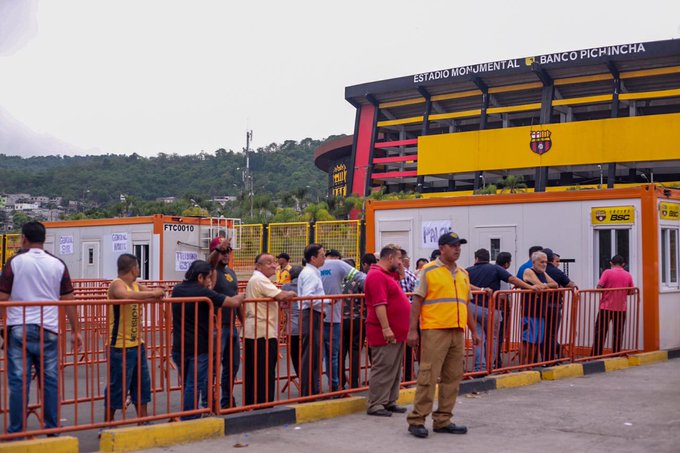 Hinchas barcelonista en busca de una entrada para duelo de Copa Libertadores