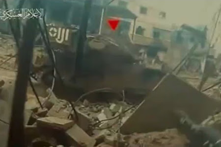 بالفيديو : 🔻مجاهد كتائب القسام يضرب قذيفة الياسين على الدبابة الاسرائيلية ويده مرفوعة واحترافية ودقة واصابة للهدف 