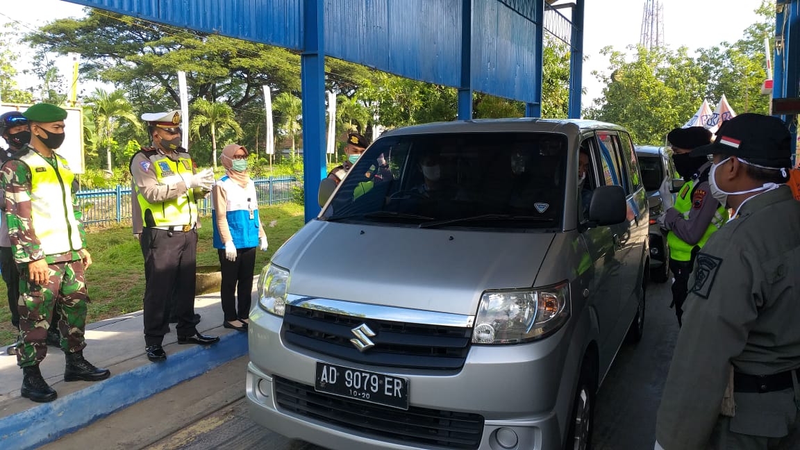Demi Cegah Corona, Sebuah Mobil Dipaksa Putar Balik Saat Melintasi Pos Nambangan