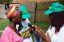 armic.es ARMIC- Asociación de aficionados a la radio del Grupo Social ONCE, trabajando contigo en la construcción de una radioafición accesible derribando barreras.. Imagen: radio de mujeres con merchandising de la ONCE haciendo radio en Guinea Bissau, desde una emisora de radio hecha por mujeres