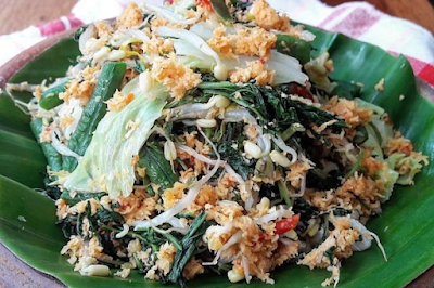 Urap bayam dengan jamur merupakan perpaduan yang menarik antara bayam dan jamur. Bayam segar memberikan kelembutan dan rasa segar, sedangkan jamur menambahkan kekayaan rasa dan tekstur yang kenyal pada hidangan ini. Kombinasi unik ini menciptakan pengalaman makan yang memuaskan dan memikat lidah. Berikut Bahan dan Cara Membuat Urap Bayam dengan Jamur