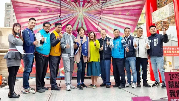 ▲社團法人臺中市立林安康社會福利關懷協會聯合臺中市南區醒修宮及台中向上扶輪社於今日舉辦「春蛇暖街 迎新春」無家者暨弱勢團體歲末送暖餐會合影。（記者林明佑攝）