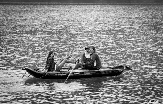 "Ecolières" - (Sujet : écolières - Cat ba ; Materiel : Canon A1, 135mm, TriX400)