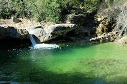 Pequeña piscina con el Gorg de l'Olla en  Campdevànol. Ripoll