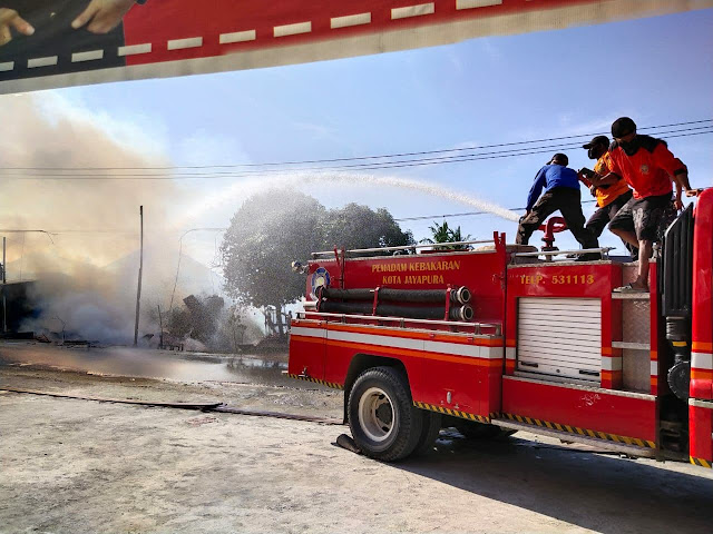 2 Unit Kios Terbakar Akibat Kompor Meledak di Pasar Kaget Koya Barat