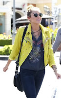 Is Miley Cyrus Buying Bra in Calabasas1