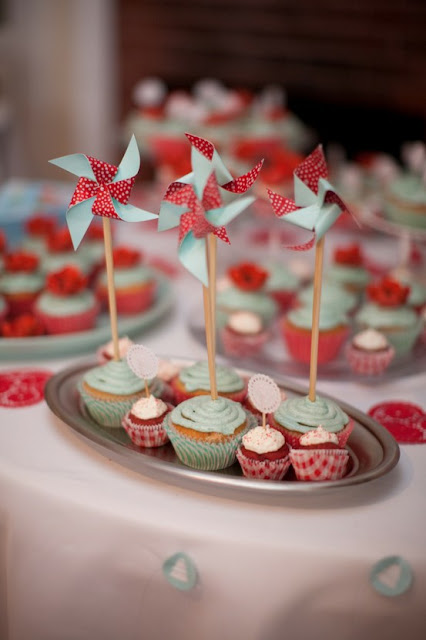 mesa de dulces con molinillos de papel