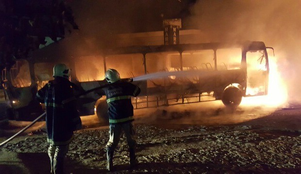 Homens param e ateiam fogo em ônibus no Eusébio na BR-116