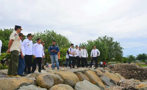 Pantai Muaro Lasak Ditumpuki Sampah, Wako Hendri Septa: Jangan Ada  Buang Sampah ke Sungai!