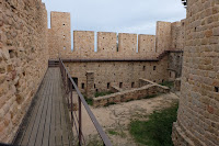 Excelentes Murallas y pasillo de guardia del Castillo de Santa  Coloma de Farners. Comarca de la Selva. Girona