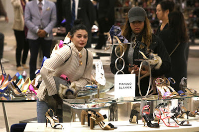 Kylie Jenner without make up on shopping 005