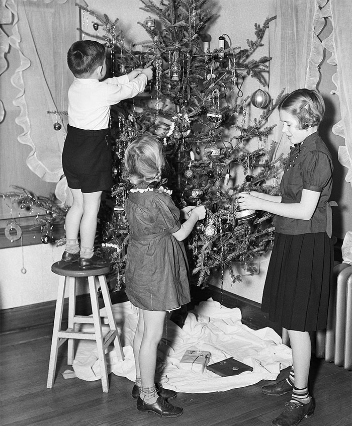 60 Inspiring Historic Pictures That Will Make You Laugh And Cry - Children Pictured Decorating A Tree In The 1940s
