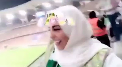  بالفيديو - شاهد السعوديات بعد السماح لهن بحضور مباريات كرة القدم
