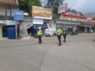 Cegah Kemacetan, Kanit Lantas Polsek Ciomas Polresta Serkot Di Bantu Anggota Lantas Polresta Serkot Laksanakan Gatur