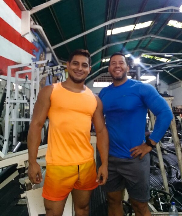 machos de gym pareja