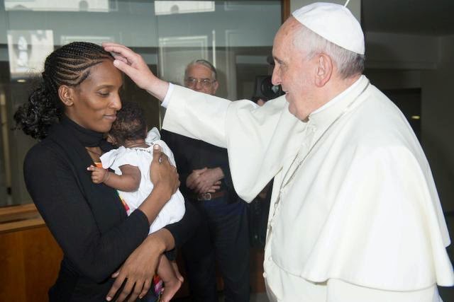 Papa Francisco recibió a Meriam, acompañada de su esposo y niños