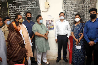 जिले के गाडरवारा में शासकीय कन्या नवीन उच्चतर माध्यमिक विद्यालय में बनाये गए कोविड टीकाकरण केंद्र पर आए लोगों से चर्चा करते हुए वन मंत्री एवं ज़िले के प्रभारी मंत्री डॉ. कुंवर विजय शाह और एसडीएम सुश्री सृष्टी जयंत देशमुख।  srushti deshmukh