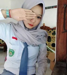 Siswi SMA Cantik Berjilbab