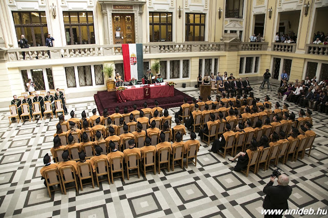 A diákok az ünnepségen esküt tettek arra, hogy orvosi hivatásukhoz mindig méltó magatartást tanúsítanak, megszerzett tudásukat a betegek testi, lelki gyógyítására használják.