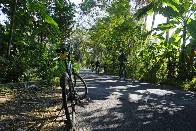 Berpapasan dengan pesepeda akhir pekan