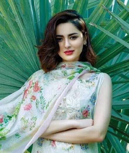 Hania Amir – Biography, Husband, Mother, Sister Age, Dramas, Movies