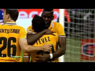 Carlos Teves merayakan kemenangan bersama Paul Pogba