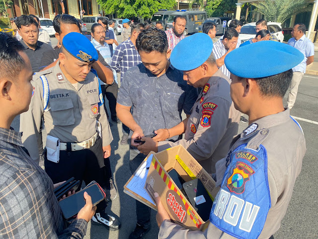  Mendadak, Sipropam Polres Kediri Cek Ratusan Hp Anggota